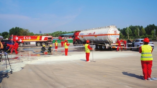 濮阳范县举办危运企业货运司机安全生产月应急演练活动