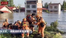 直击洞庭湖决堤抢险：消防官兵紧急搜救被困群众