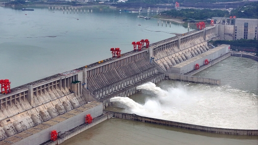 长江流域防汛关键期到来 三峡水库九孔泄洪加紧腾库