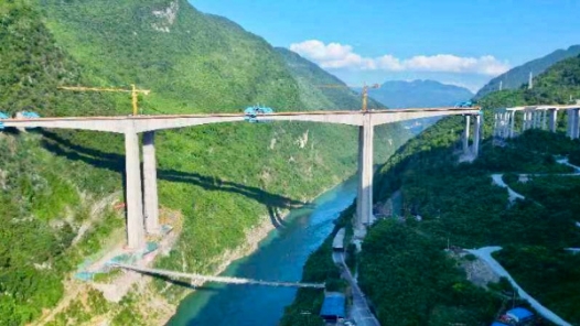 主跨242米，主墩高115米：国内超高墩最大跨度连续刚构桥成功合龙