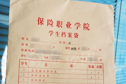 毕业生丢失学生档案 广州铁警翻2小时垃圾桶找回