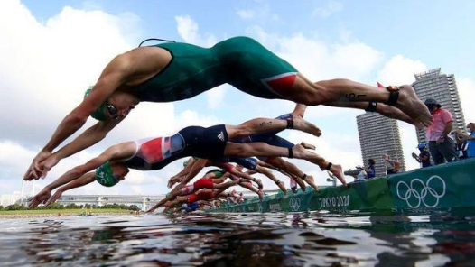 为证河水“足够干净” ，法国体育部长塞纳河游泳迎奥运