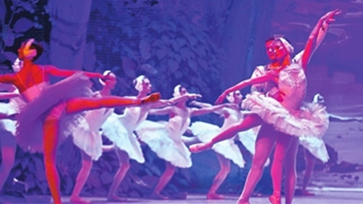 《天鹅湖》展现古典芭蕾艺术