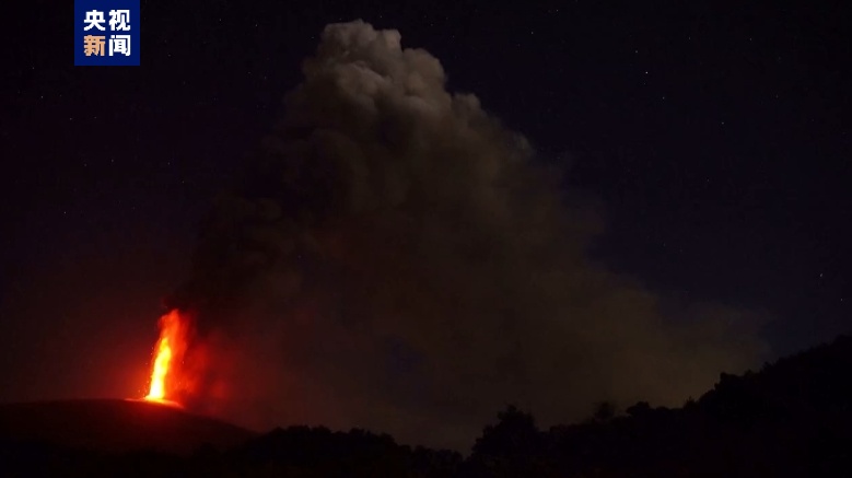 意大利埃特纳火山夜间喷发 大量岩浆喷涌而出