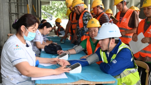 西安市总工会走进“三馆一中心”建设现场“送清凉”