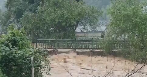 四川雅安汉源发生山洪造成30余人失联