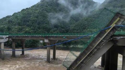 陕西柞水县突发暴雨山洪导致一公路桥梁垮塌 目前11人遇难