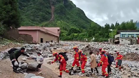 四川雅安汉源县山洪灾害发现8具遇难者遗体