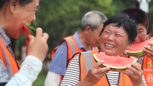 关爱环卫工 夏日送清凉