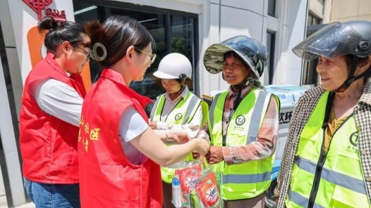 浙江湖州：为户外劳动者“送清凉”