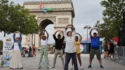 巴黎奥运新风尚：国际友人街头打卡八段锦