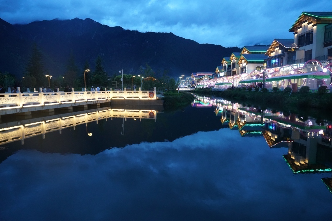 工布公园的夜景。人民网记者 益西康珠摄