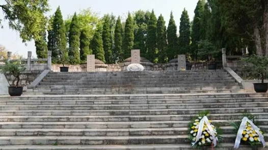 中国驻朝鲜使馆祭扫中国人民志愿军云山烈士陵园