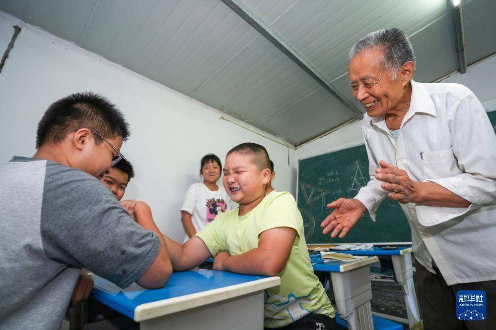 退而不休的马老师：坚守三尺讲台 守护乡村孩子梦想