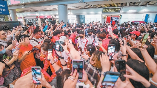 奥运健儿载誉凯旋 北京市民热情迎接回家：偶像和榜样，为你们骄傲！