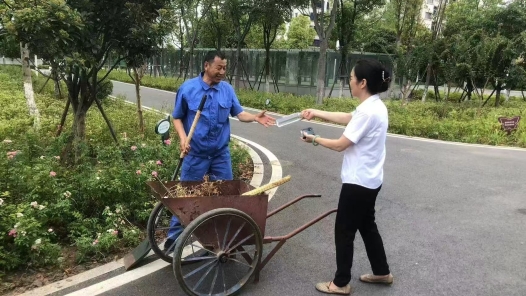 湖北省枣阳市高铁站工会驿站：“走出去”为户外劳动者送清凉