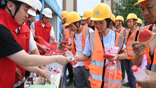 广东省肇庆市总工会为项目一线职工“送清凉”