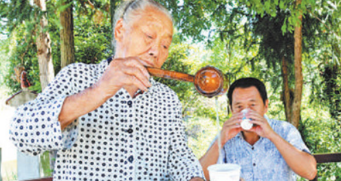 湖北通山有位“凉茶奶奶”，坚持免费送茶36年