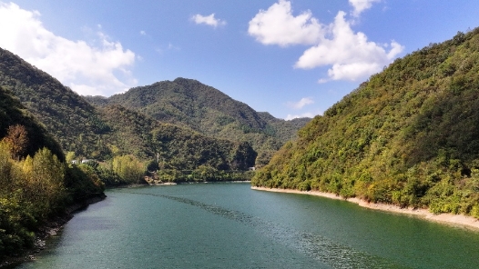 “蓝天”更多 水质更好 前三季度空气和地表水质量总体改善