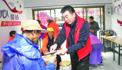 陕西宁陕县拓展工会爱心驿站功能 让环卫工人吃上免费午餐