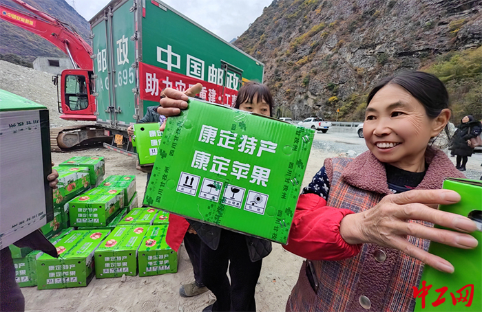 将一件件苹果搬上货车，村民们喜笑颜开（甘孜州总工会供图）