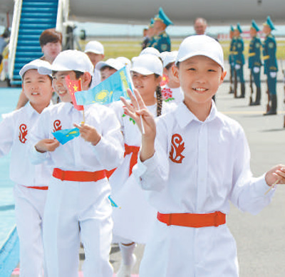 7月2日，哈萨克斯坦儿童在阿斯塔纳机场浓烈接待习近平主席到访。本报记者 王洲 摄