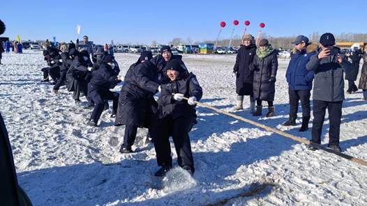 2024年锡林郭勒盟冬季蒙古马超级联赛职工雪地拔河比赛举办