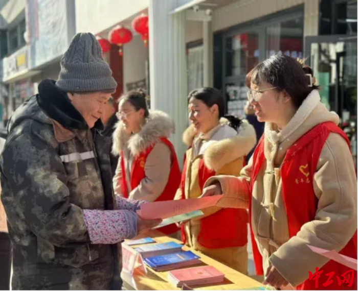 图为群团组织为来往群众做科普宣传 图为群团组织为来往群众做科普宣传