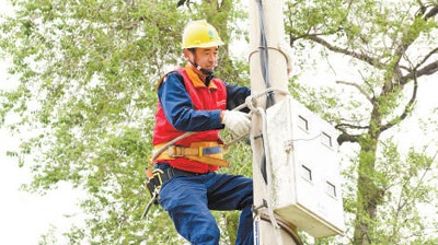 岛上唯一的电工，坚守37年